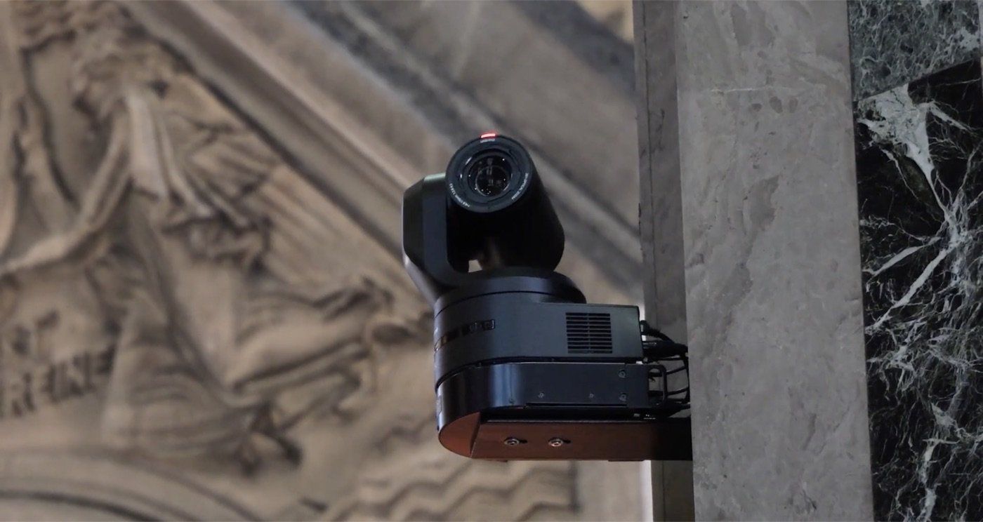 Cámara robotizada discreta instalada en una columna de mármol